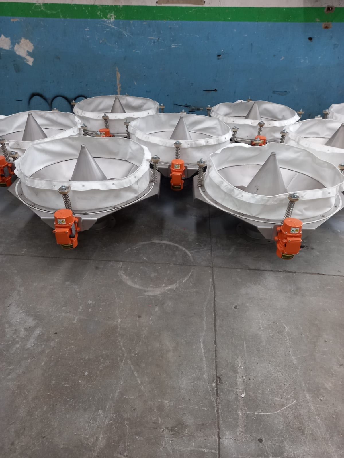 Yaylı ve kumaş körüklü, vibrasyon motorlu paslanmaz silo boşaltıcıları
