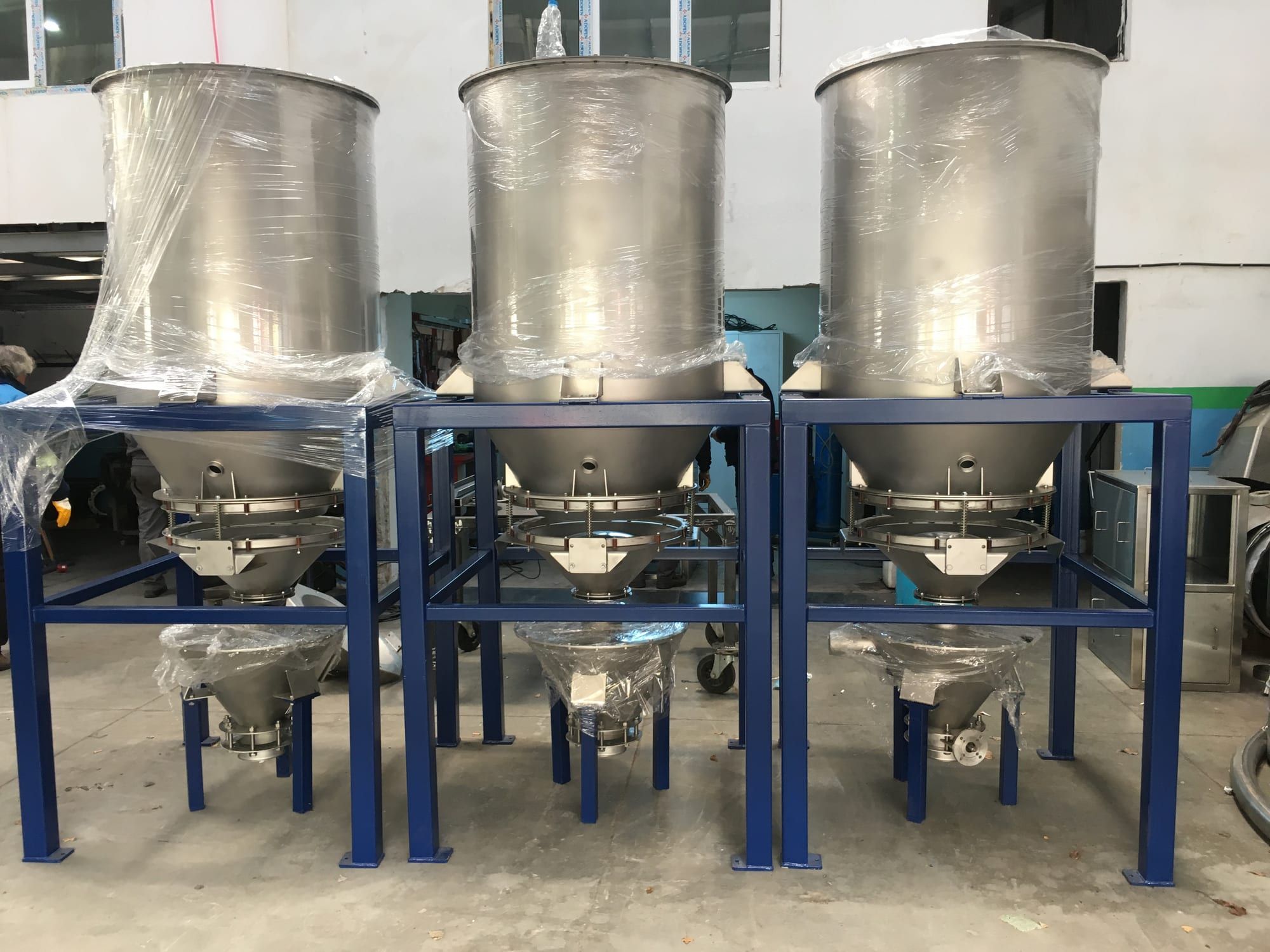 Çelik şase üzerinde konik çıkışlı üç paslanmaz silo